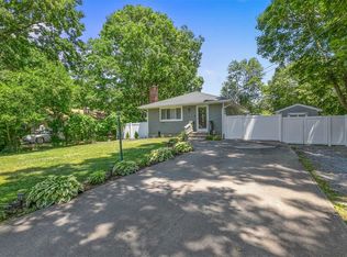 29 Robinwood St, Mastic, NY 11950