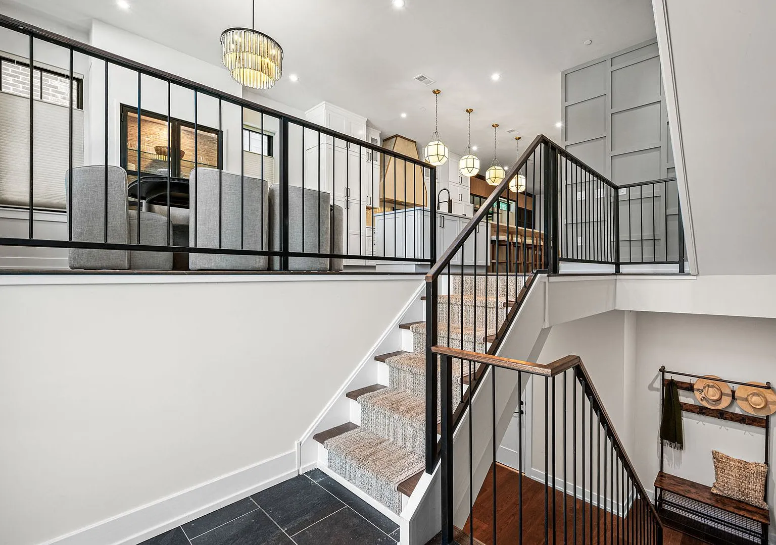 Luxury twin home in Philadelphia with rooftop entertaining — Photo 4