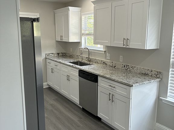 3rd image of 3053 Longfellow Rd