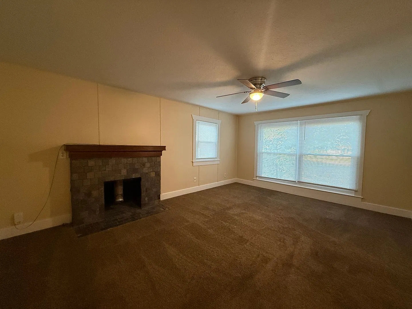 2 Bedroom 1 Bath With Bonus Room Available Now — Photo 3