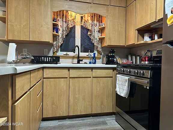 5th image of 555 W Grand Ave