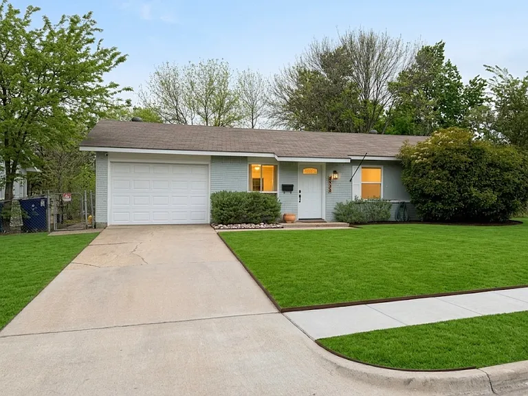 4002 Commonwealth Dr — Photo 1