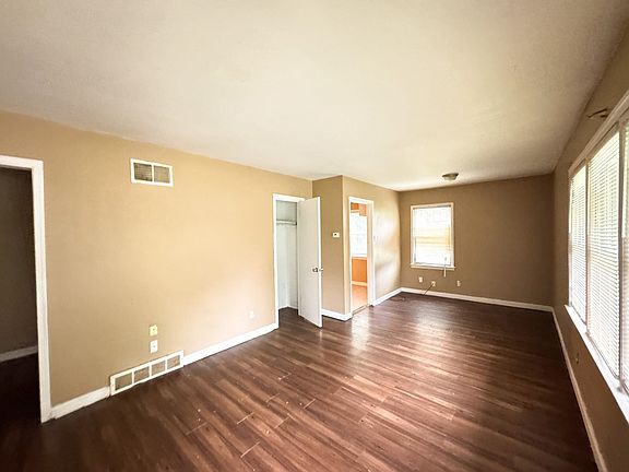 3rd image of 400 Loraine Rd