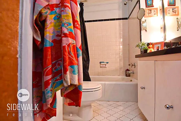 Rented by Sidewalk Realty LLC | media 7