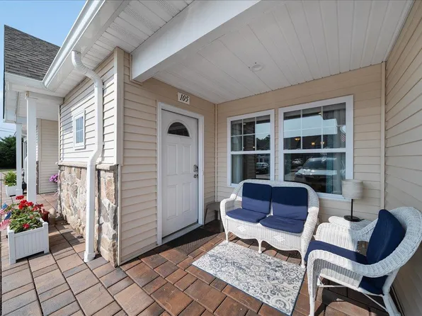 105 Captain S Way, Copiague, NY 11726