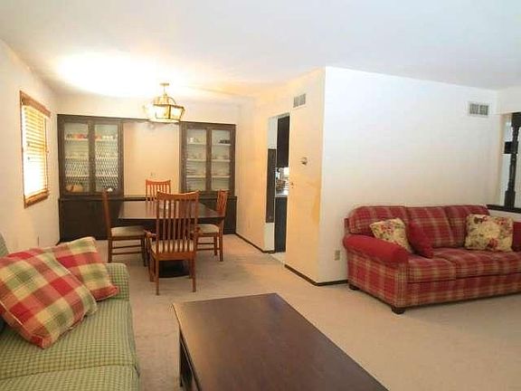 3rd image of 609 Larchmont Dr