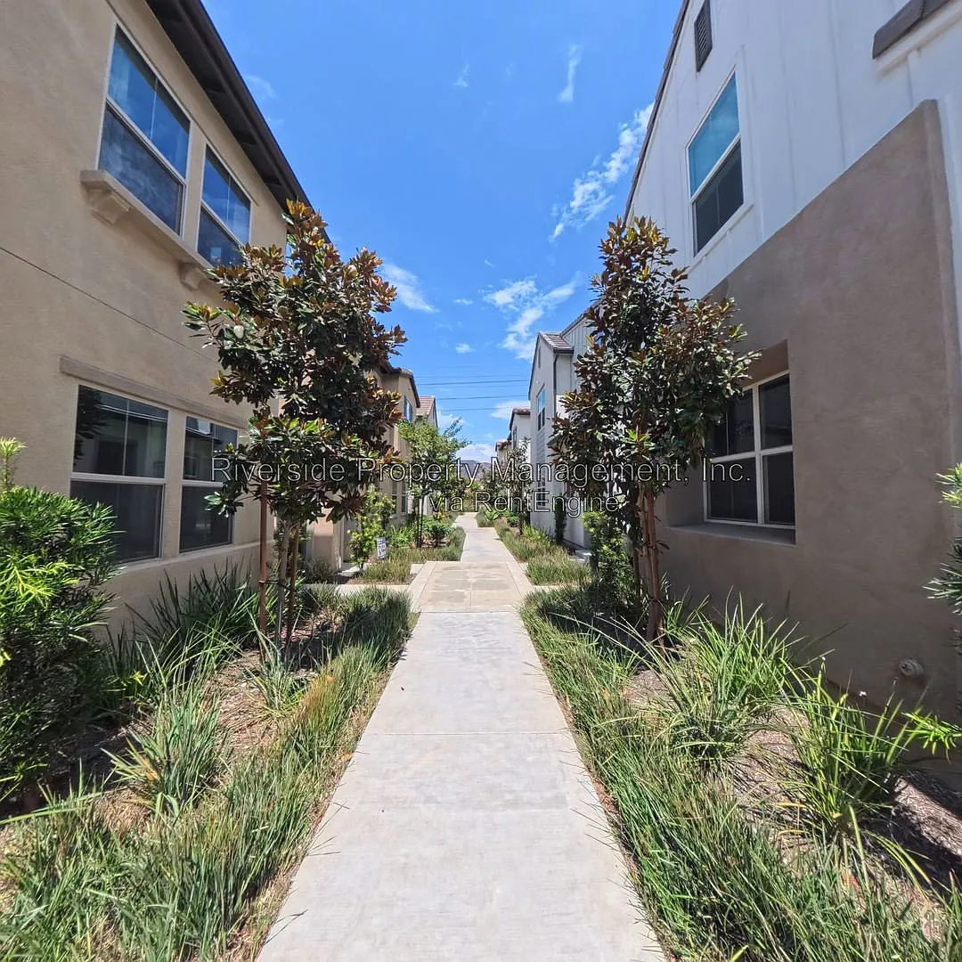 4 bed, 3.0 bath, 1592 sqft, $3,295 — Photo 4
