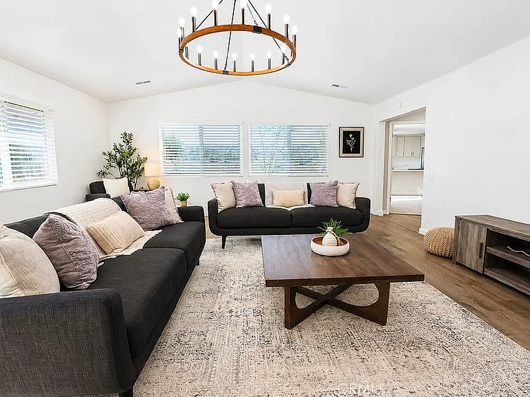 1404 Highridge St — Photo 3