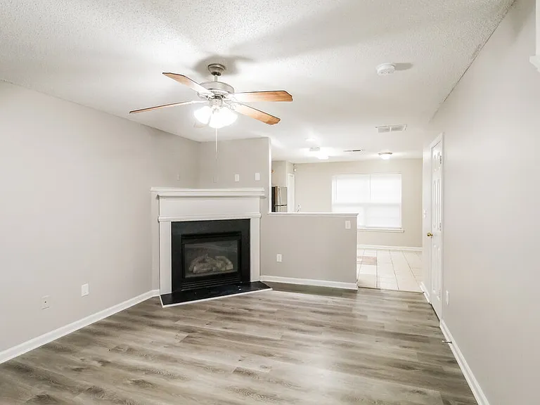 401 Kendall Ln — Photo 5