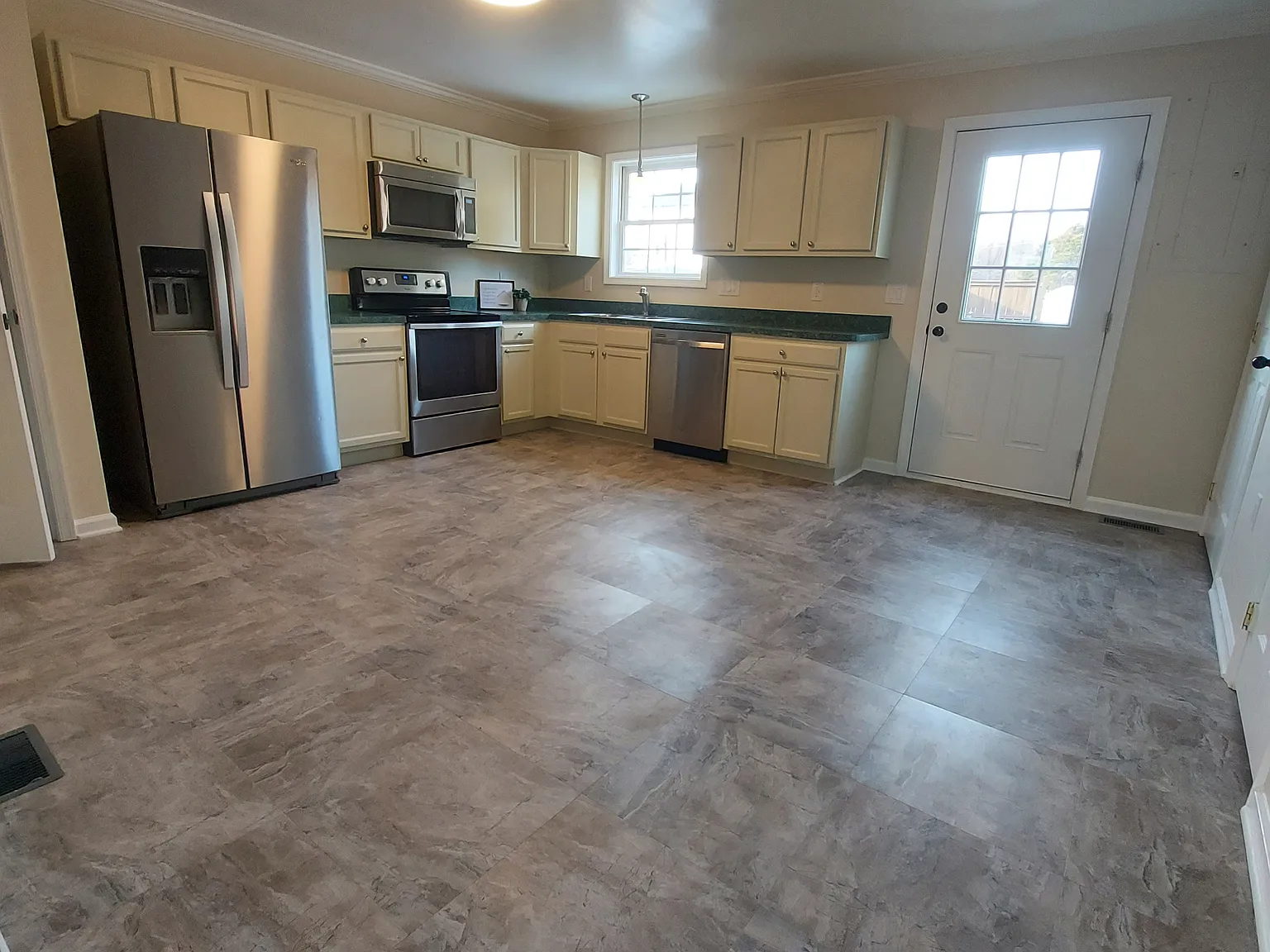 3 bed, 1.5 bath, 1200 sqft, $1,700 — Photo 4