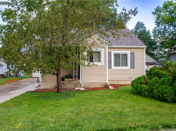 405 E 3rd St, Pella, IA 50219