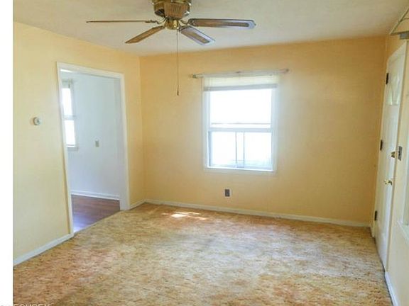 3rd image of 1572 Thalia Ave