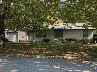 2520 SW James Ct, Topeka, KS 66614