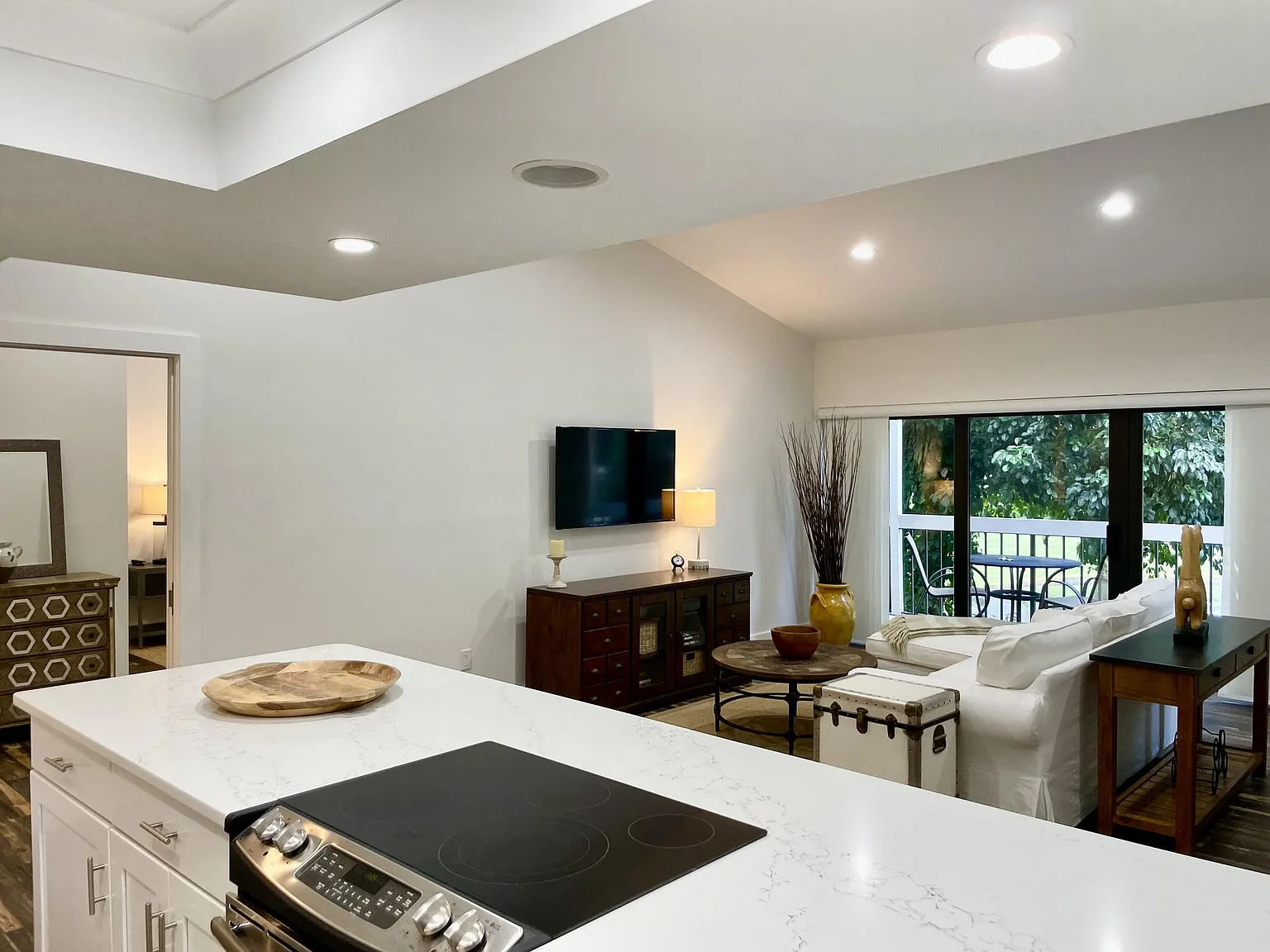 2 bed, 2.0 bath, 1400 sqft, $6,000 — Photo 2
