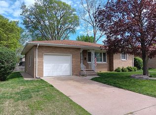 717 Oxford Ave, Pekin, IL 61554