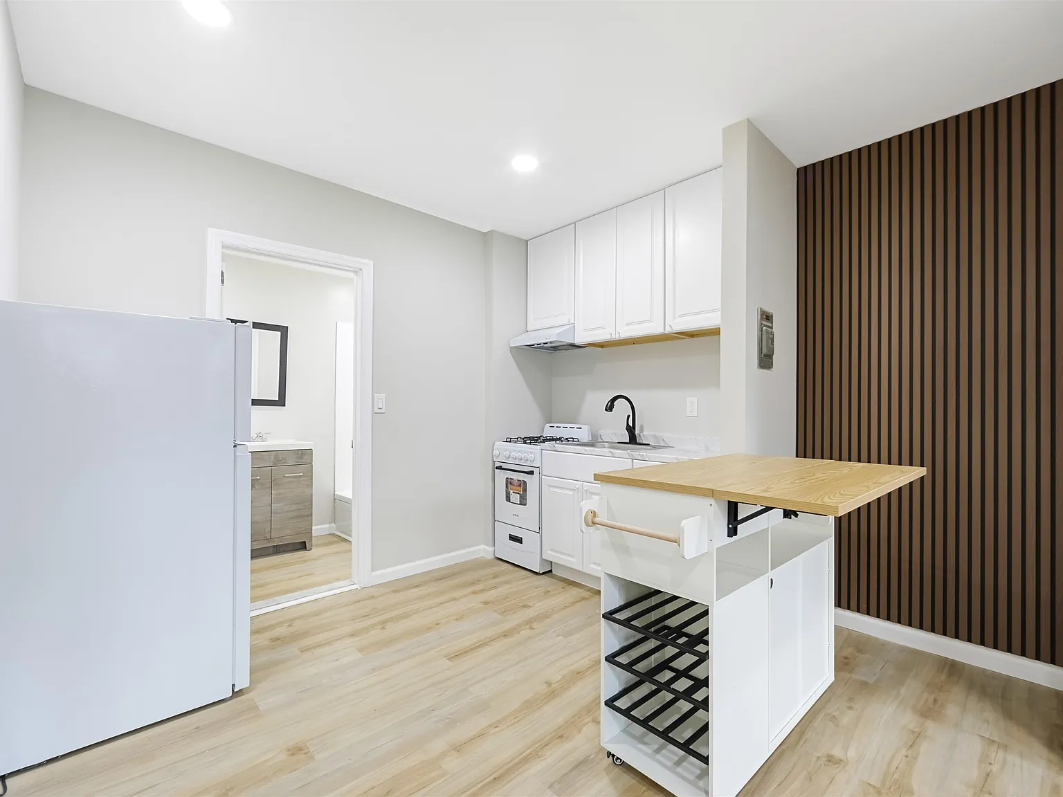 Studio, 1.0 bath, 400 sqft, $2,100 — Photo 2