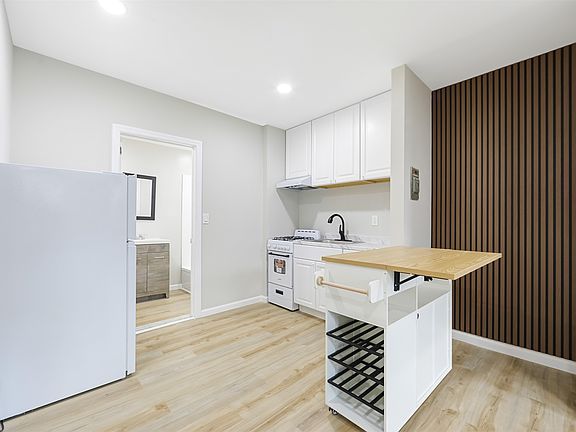 2nd image of 40 Beacon Ave