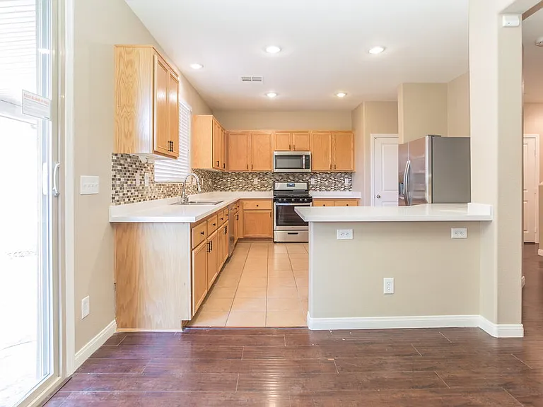 10731 Iona Island Ave — Photo 4