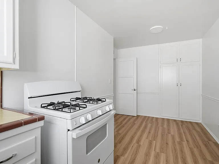 12020 Magnolia Blvd #12 — Photo 11