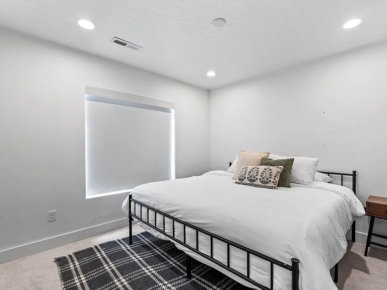 690 S Edge Ln — Photo 3