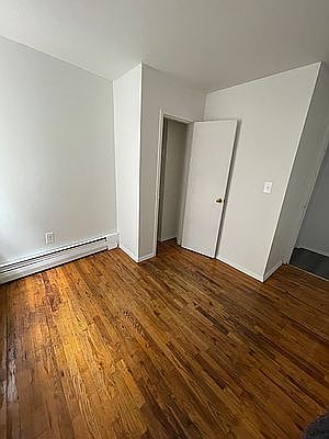 4th image of 984 Bronx Park S Floor 2