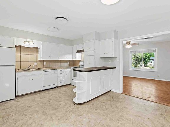 3rd image of 407 Sarah Dr APT A