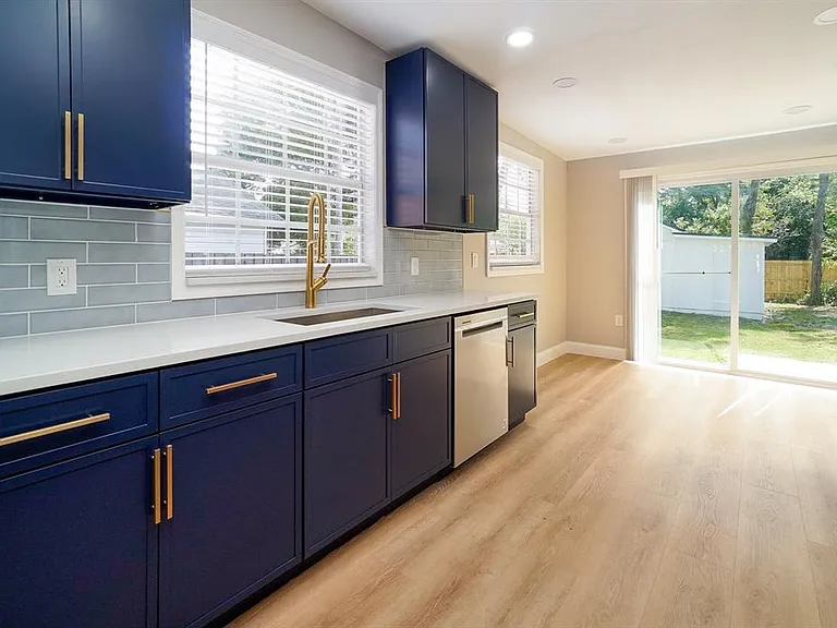 437 N Shine Ave — Photo 7