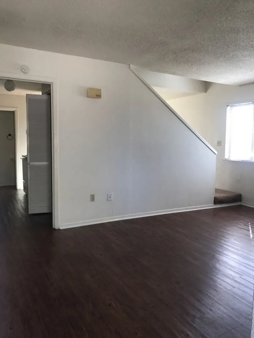 College Station - 2 bedrooms / 1.5 Bath - Fourplex for rent. Great location for students!! — Photo 2