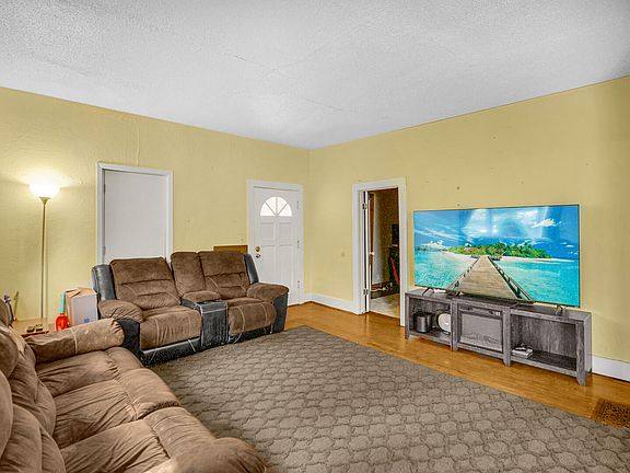 5th image of 306 Clyborn St