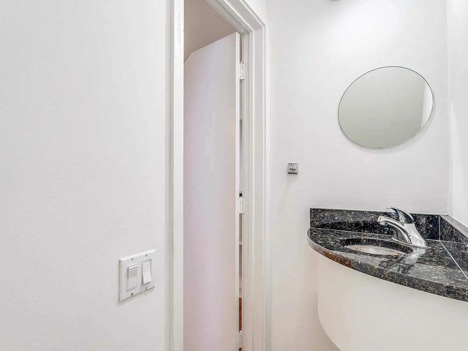 4242 Buena Vista St — Photo 2