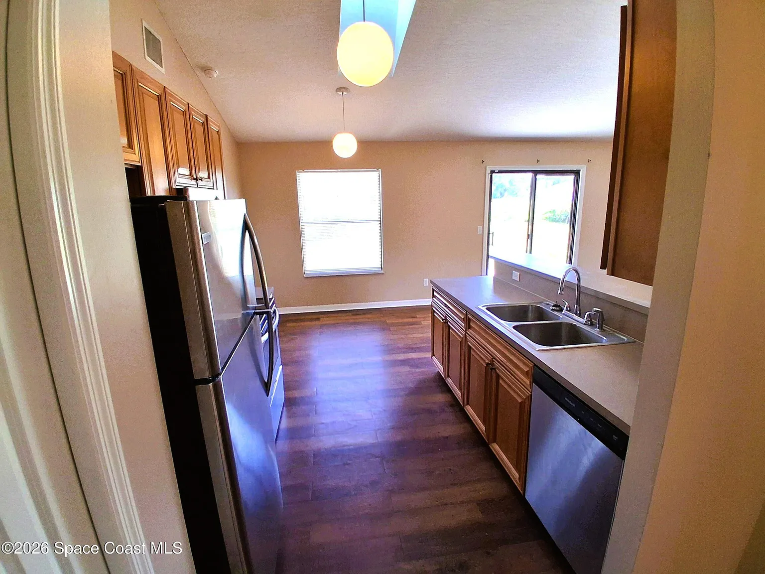 3 bed, 2.0 bath, 1342 sqft, $1,895 — Photo 3