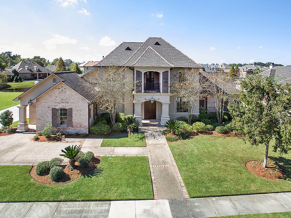 Wonderful curb appeal!