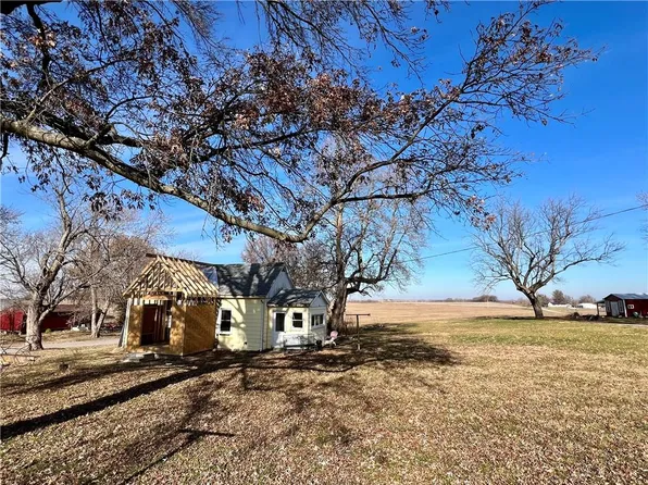 609 N Elizabeth St, Corder, MO 64021