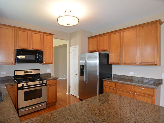 5th image of 752 Brighton Cir
