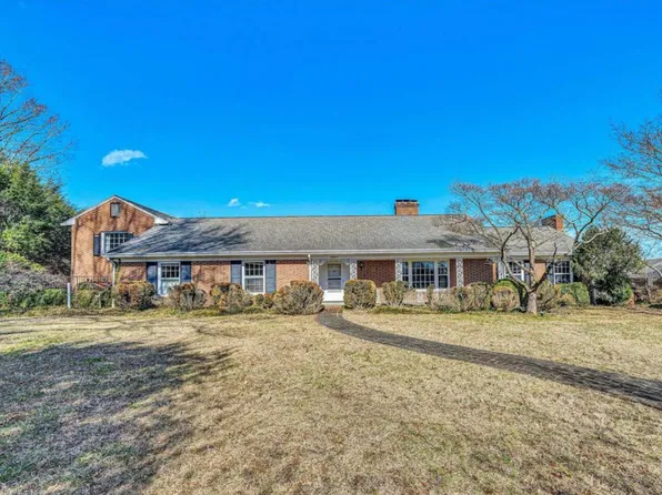 3207 Orchard Hill Rd SW, Roanoke, VA 24018