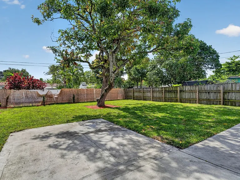 N Andrews Ave — Photo 41