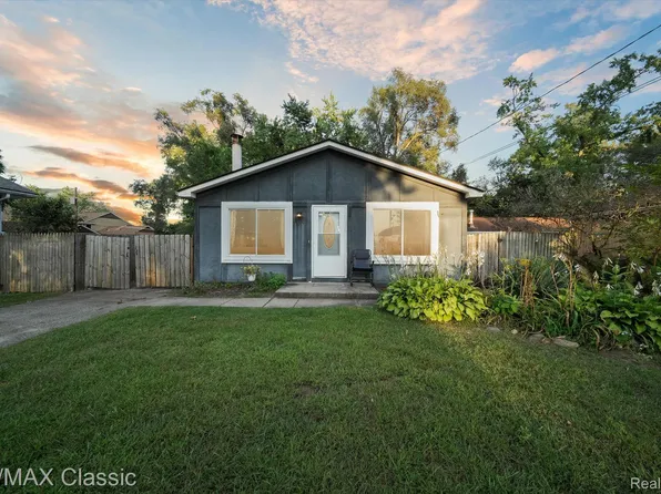104 Danforth St, White Lake, MI 48386