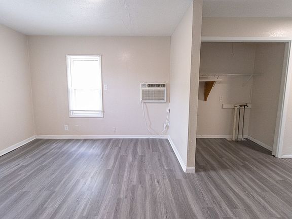 5th image of 2806 Flora Dr