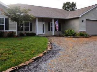 135 Hollyberry Cir, Hayesville, NC 28904
