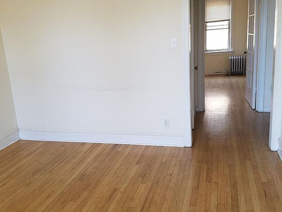 3rd image of 4934 N Winthrop Ave APT 1B