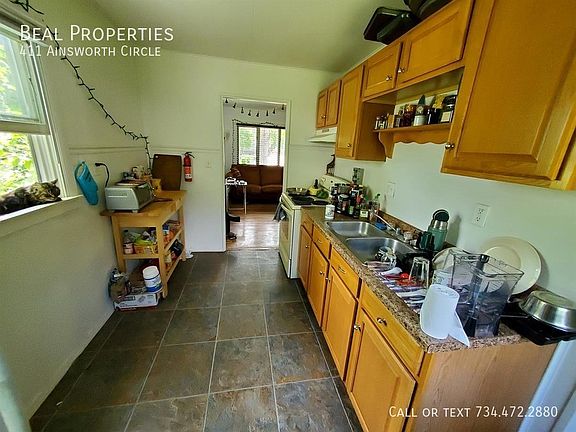 3rd image of 411 Ainsworth Cir