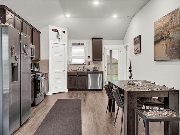 3rd image of 322 Pickwick Gardens Ln
