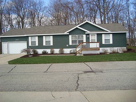 3rd image of 6913 Ravenwood Ln NE