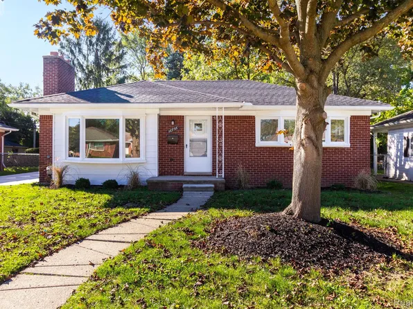 16756 Collinson Ave, Eastpointe, MI 48021
