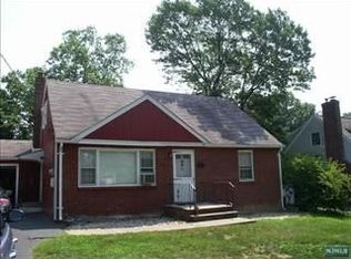 18 Wilson Ter, Waldwick, NJ 07463