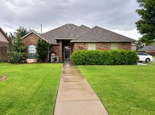 116 SW 7th St, Moore, OK 73160