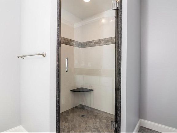2nd image of 33 Brown St