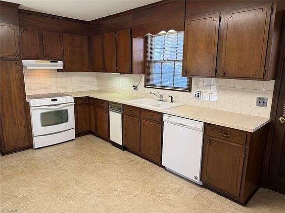 5th image of 170 Hearthside Dr