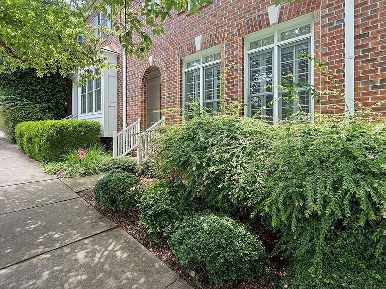 202 Greenview Dr — Photo 3