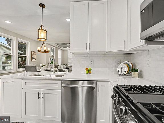 3rd image of 125 Leslie Ave